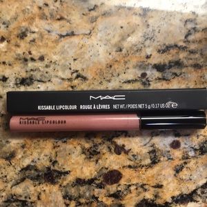 MAC kissable lip color Woo Me - limited edition